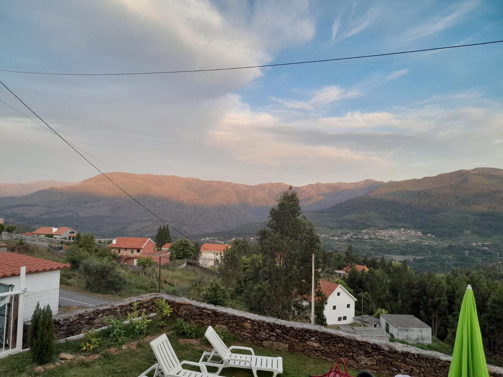 Vista do jardim da Casa Velha do Castelo ao pôr do sol
